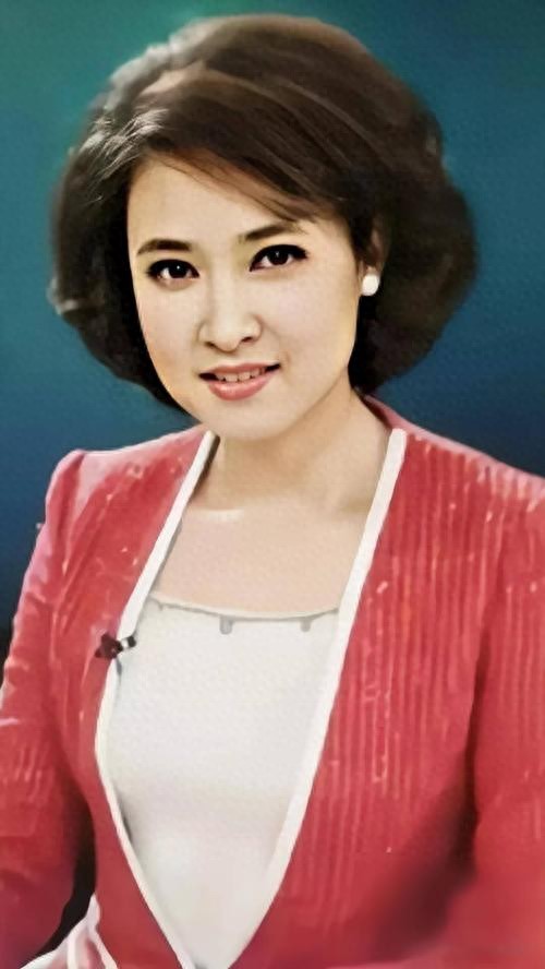 爷奶都是导演，父亲是央视摄影，因“意外”进央视，现仍是台柱子