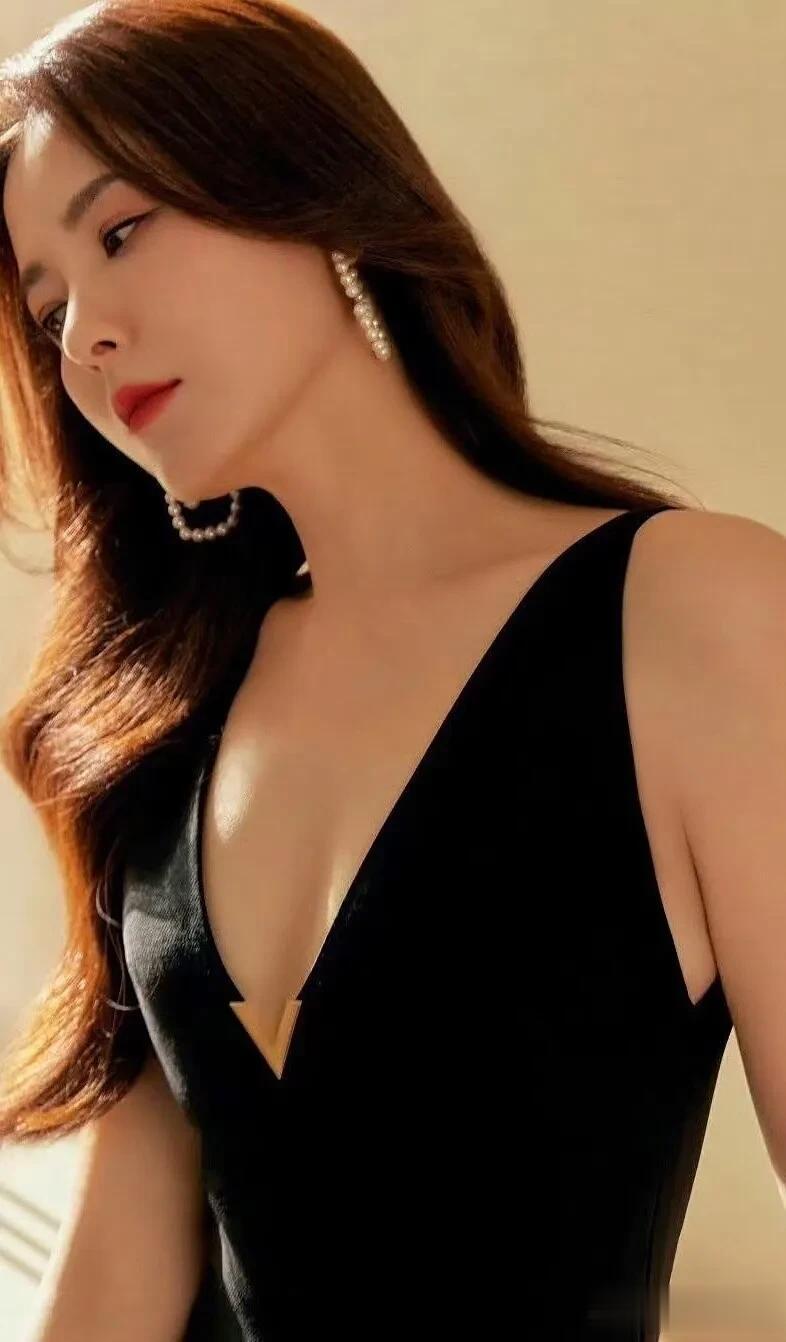 曾黎写真鉴赏｜深V黑裙配细钻，贵气感拉满