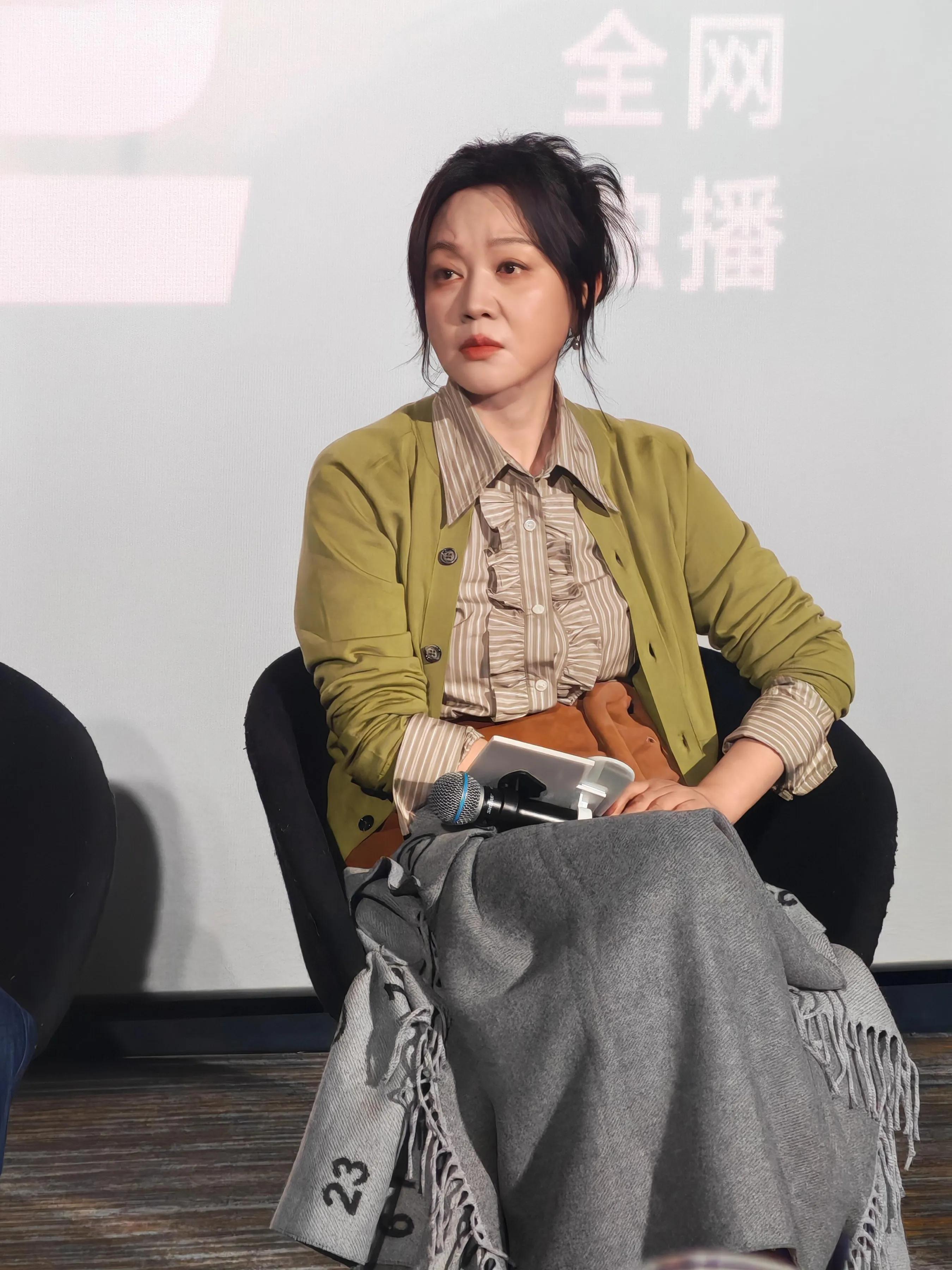 董洁穿一万块白衬衣很美,阔腿裤搭配细跟高跟鞋,160cm穿出175cm