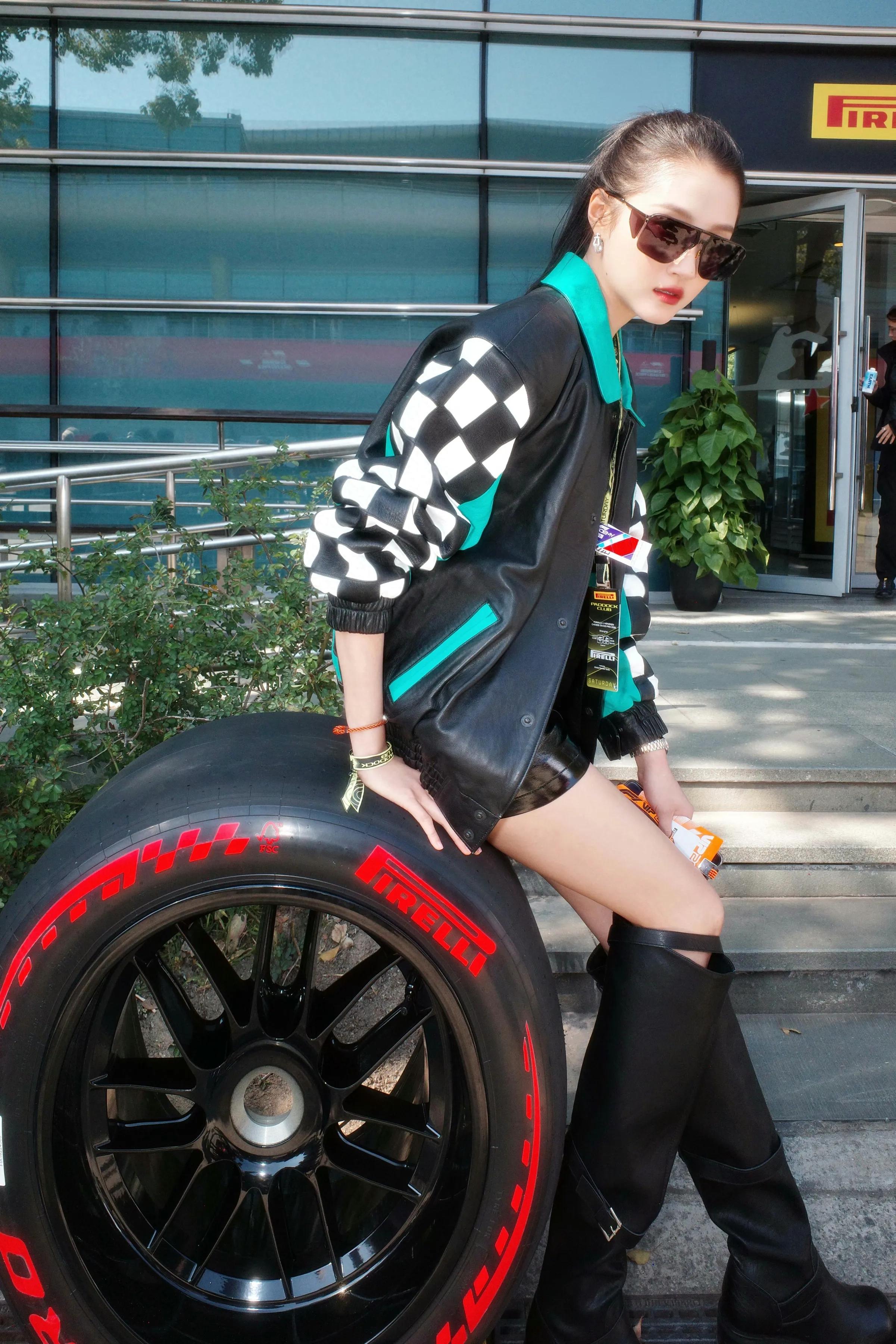 关晓彤，在引擎轰鸣中感受速度与激情，体验肾上腺素飙升的快乐！