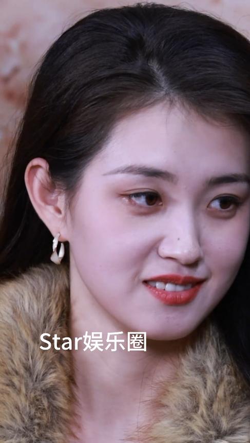郭宇欣出席活动，穿大花袄一笑牙龈露出，被腿上廉价丝袜抢镜