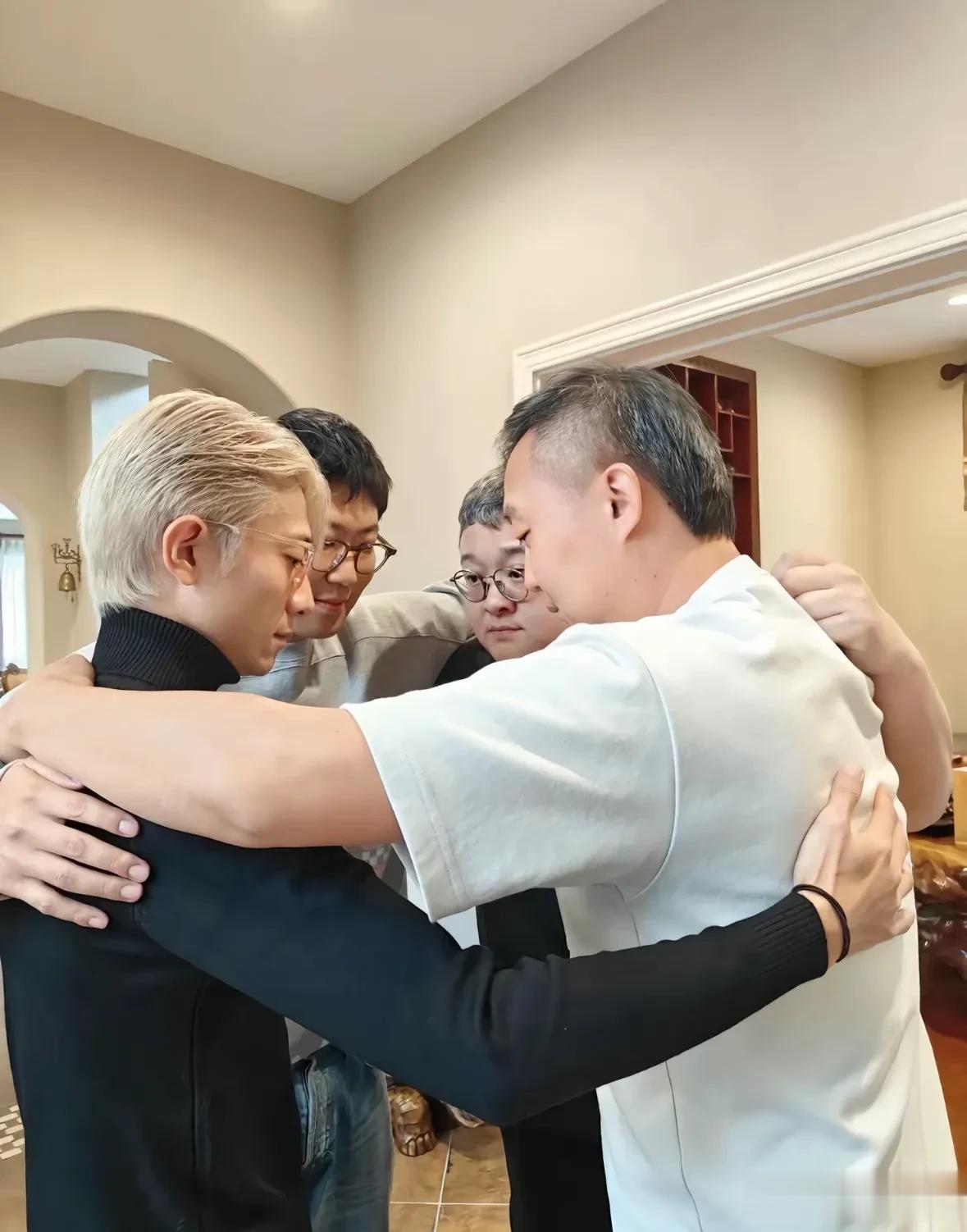 张一山晒过年聚会照，家里大得能跑步，仨发小都有白头发了