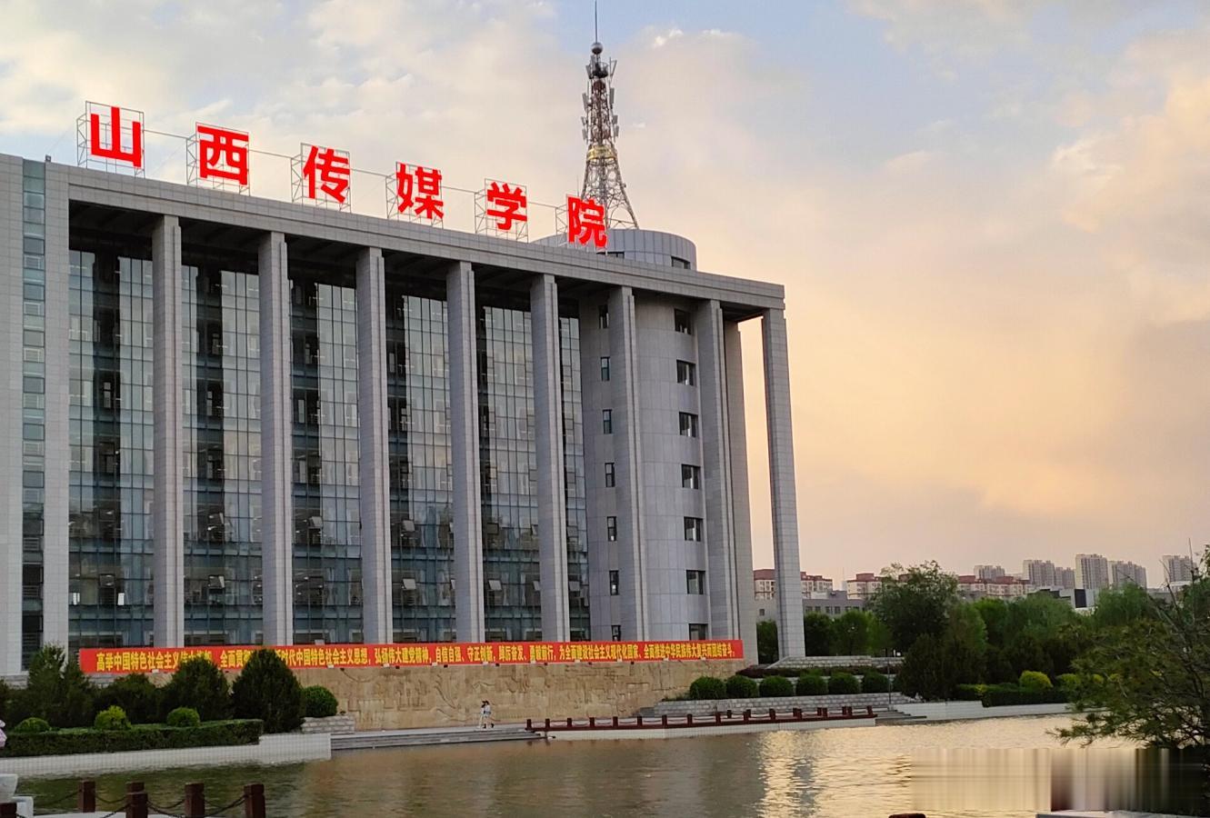 从配角到短剧顶流，曾住 500 元合租房，吴明宇凭什么能两年逆袭？
