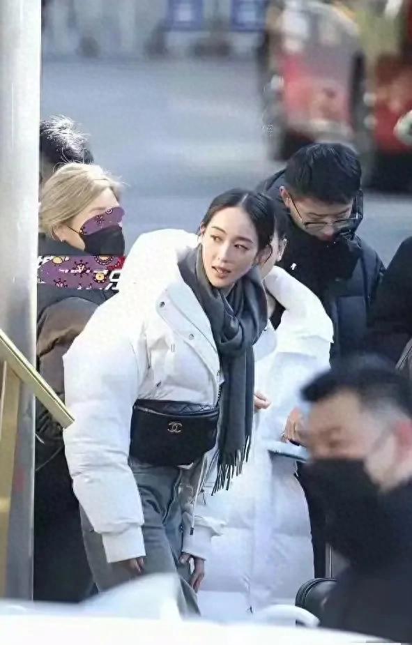 41岁的张钧甯,跑步跑了17年。春晚联排,她一身白,骨相清晰。 ?