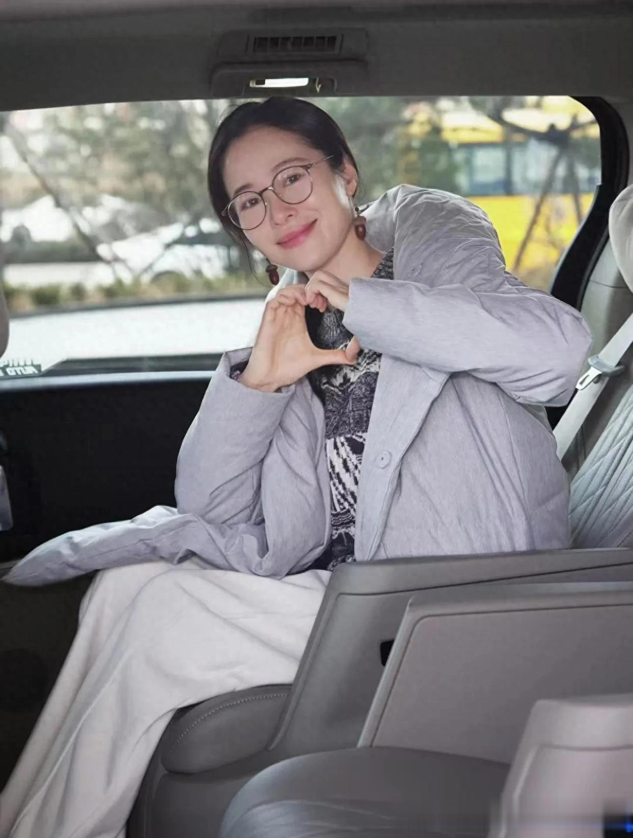 江一燕私服穿搭真时髦！长款羽绒服+提花毛衣+小白裤，减龄又高级