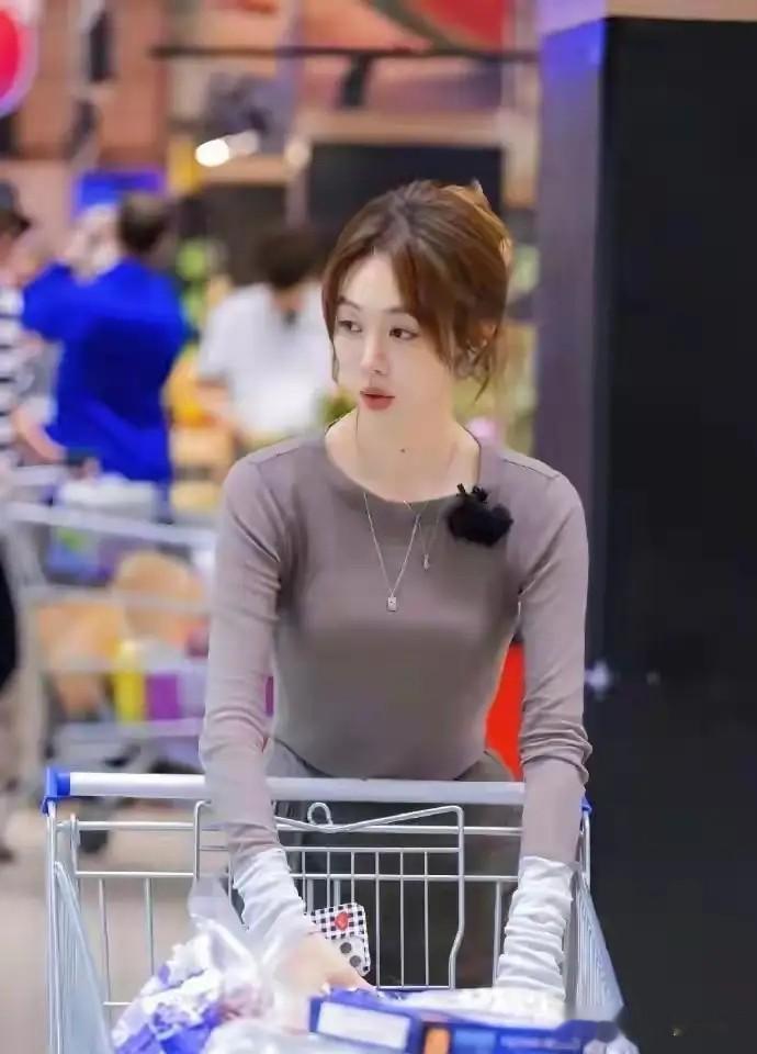 姜妍长着一张温柔少妇脸，穿衣保守，却越看越迷人