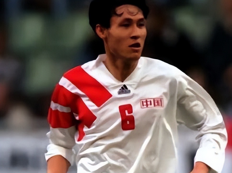 原来他俩是夫妻，丈夫是国足名宿，妻子是歌坛天后，女儿颜值超高