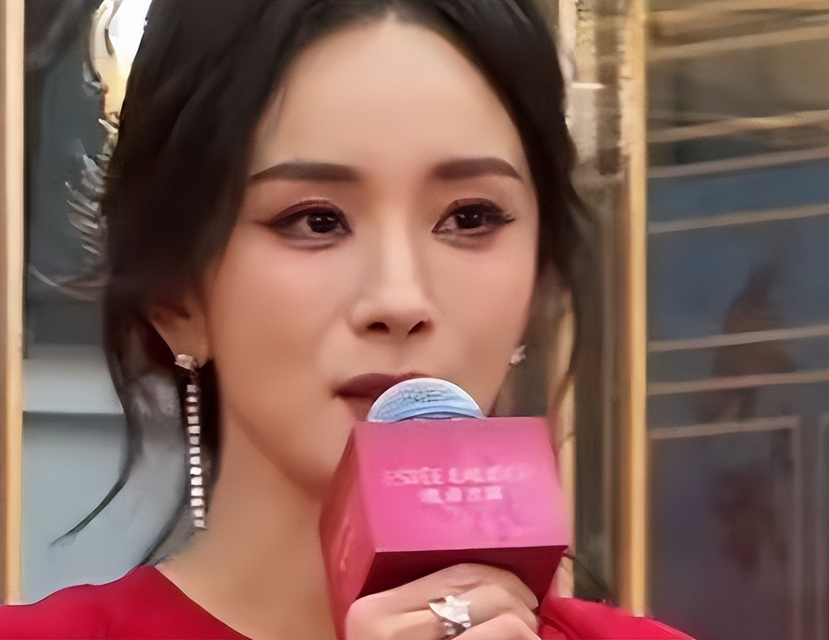 赵丽颖与杨幂同天走红毯，一个娃娃脸一个褶多，骨相皮相区别明显