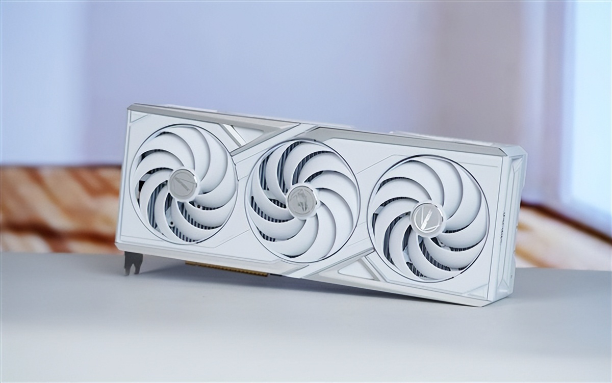 全鋁CNC+白火神顯卡 七彩虹定制主機圖賞