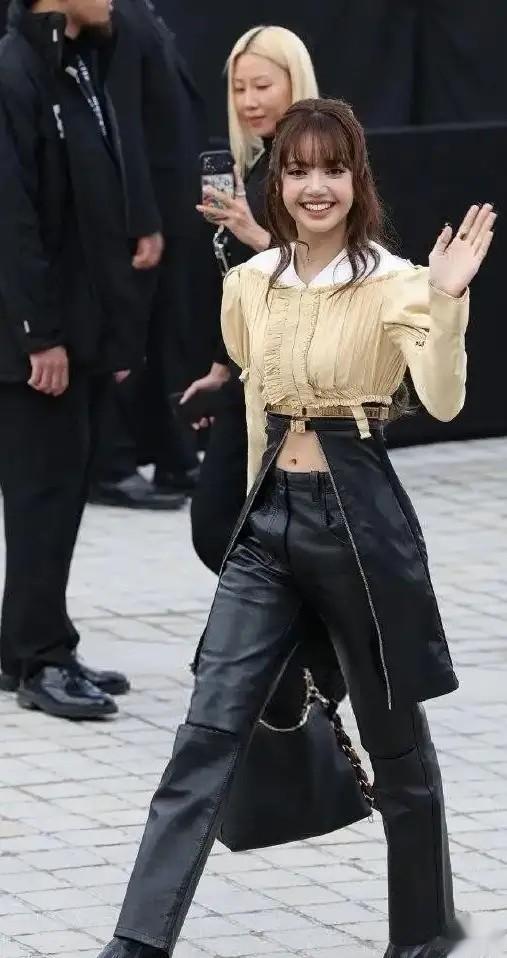 Lisa身穿露腰皮裤亮相，三角区明显凸起，看着让人无语了不好意思