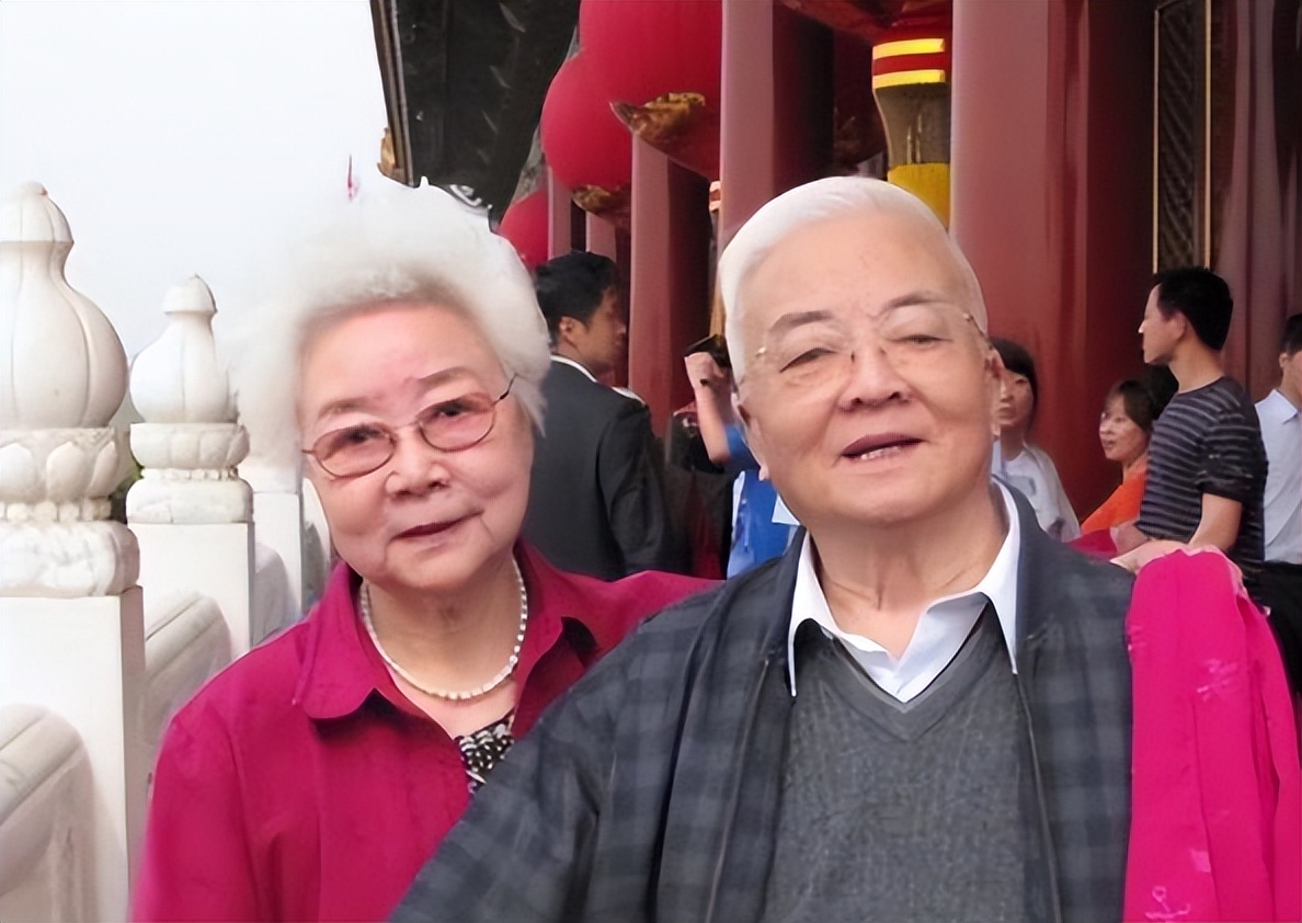 98岁的田华也没想到，风光一辈子老了住旧房子，孙子成了晚年依靠