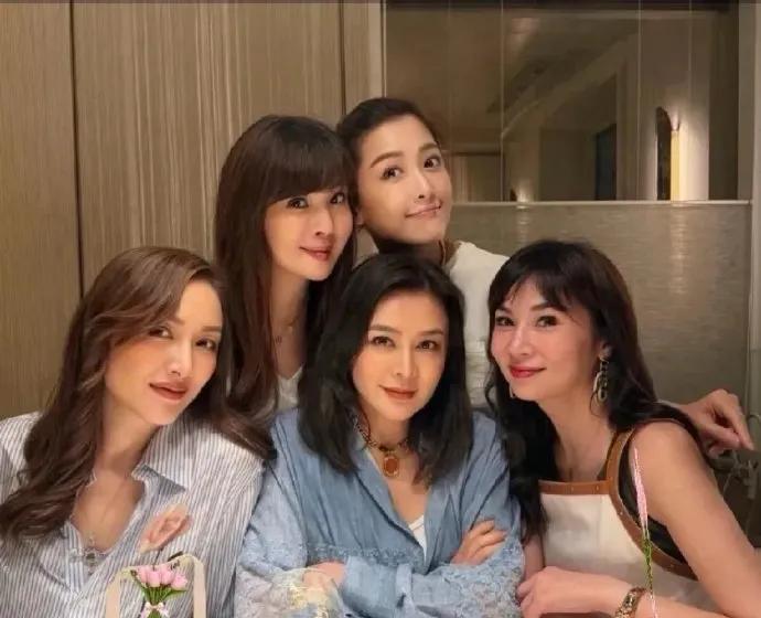 港风女神同框！关之琳63岁状态太绝了