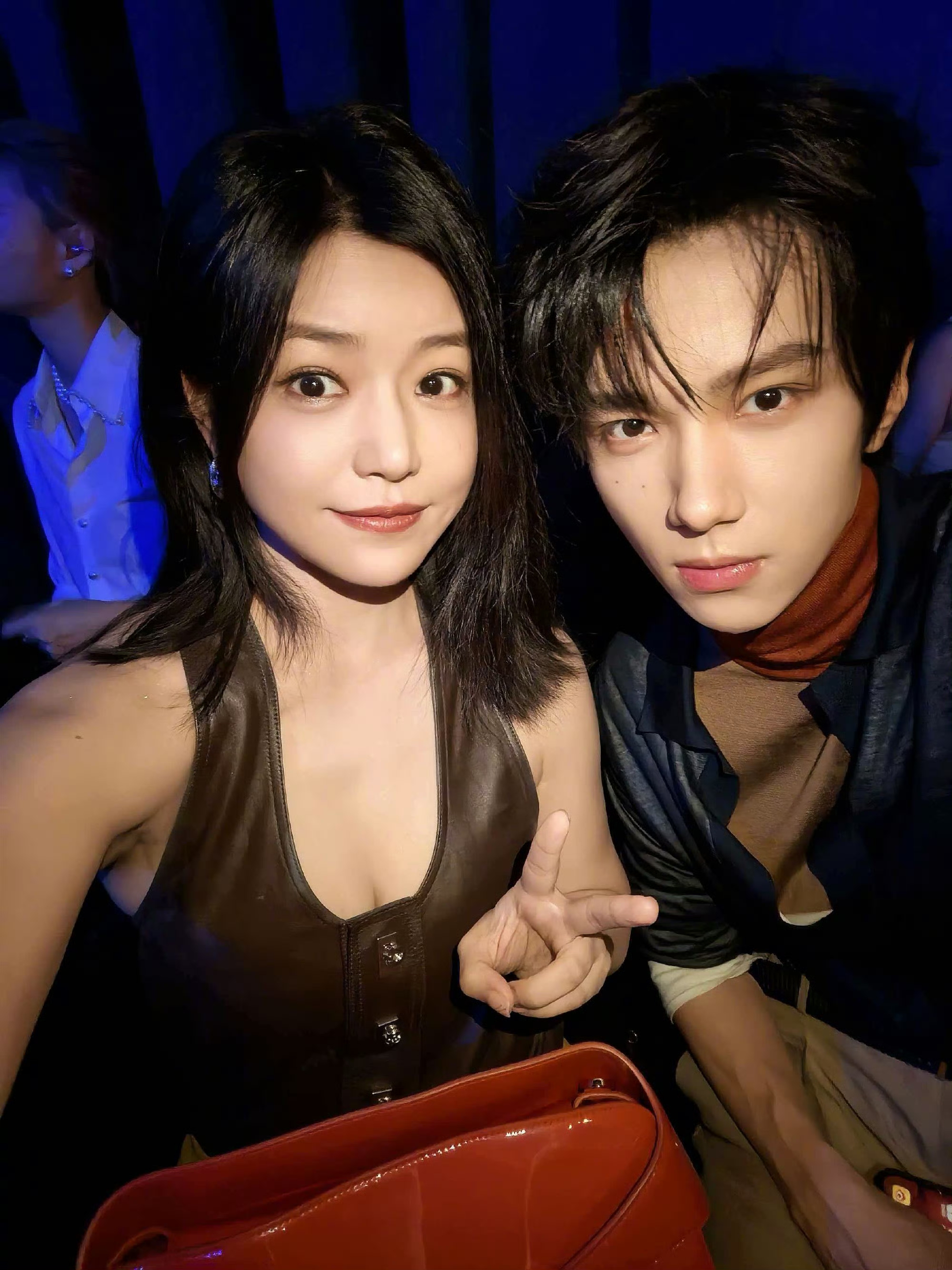 明艳的美貌成功给人留下了深刻的印象