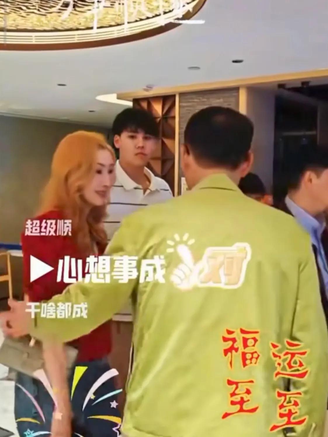 李嘉欣元宵节送祝福，晒金发美照年轻又漂亮，网友直夸像女团成员