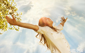 妈妈为了体验青春，披着我年轻的外皮跟我学长谈恋爱，于是开学后我把她的小男友带回了家