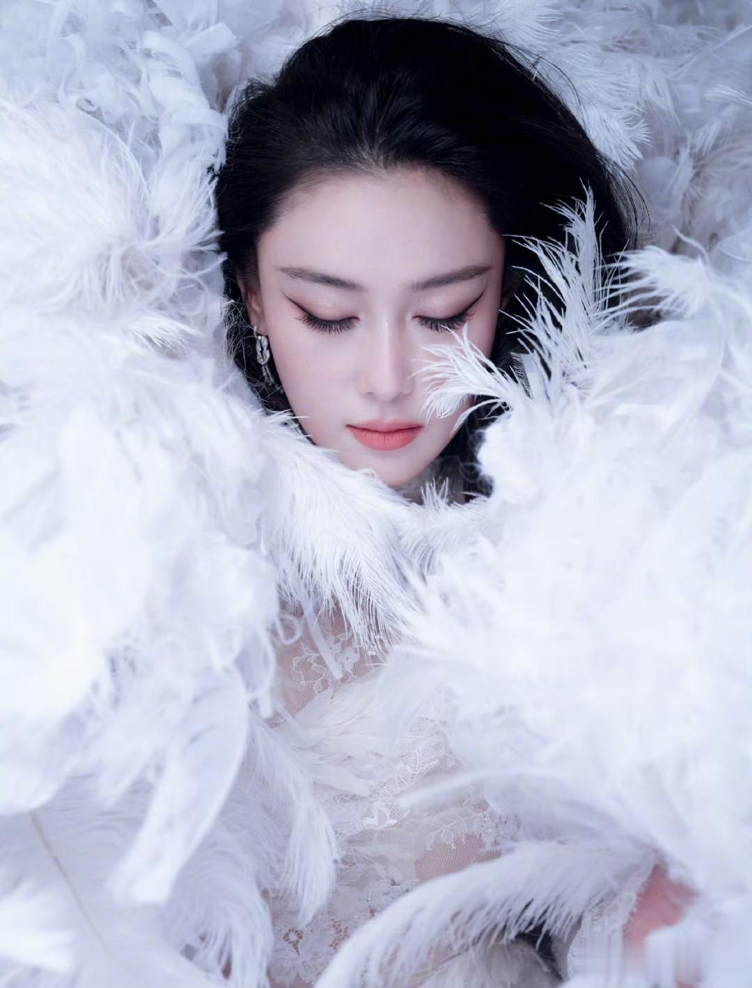 张馨予蕾丝白裙造型封神，宛如千年狐妖现世