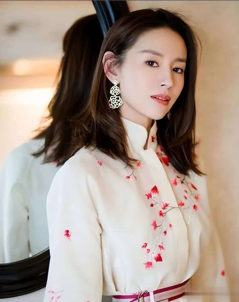 董洁谈与潘粤明离婚，承认当年任性不成熟