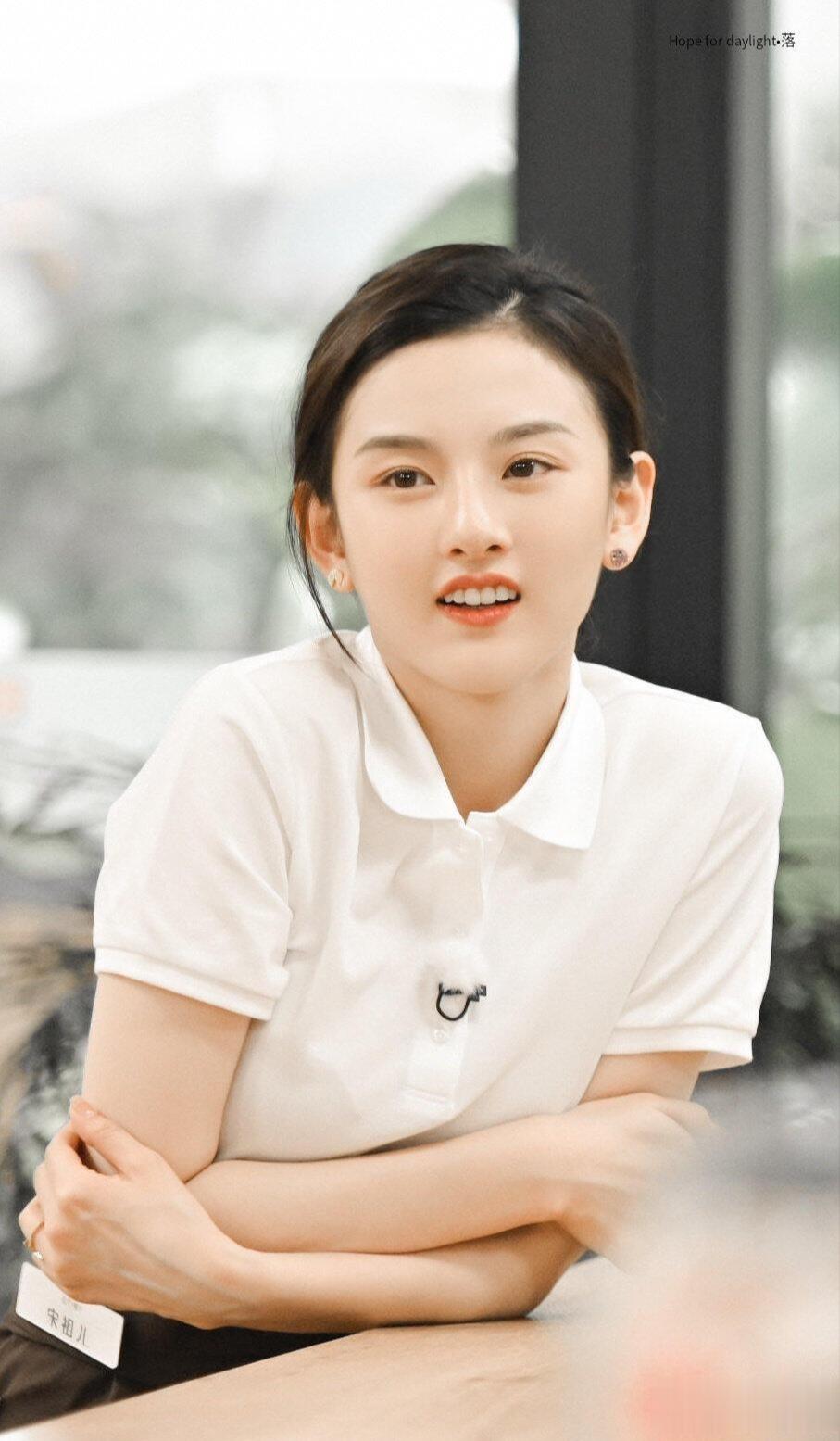 被曝和白人搂抱、与富二代同居，看完牢A直播 才懂宋祖儿为啥被黑