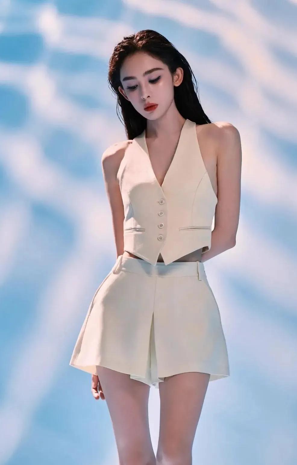 古力娜扎身材好美，又美又撩，谁看了不迷糊！