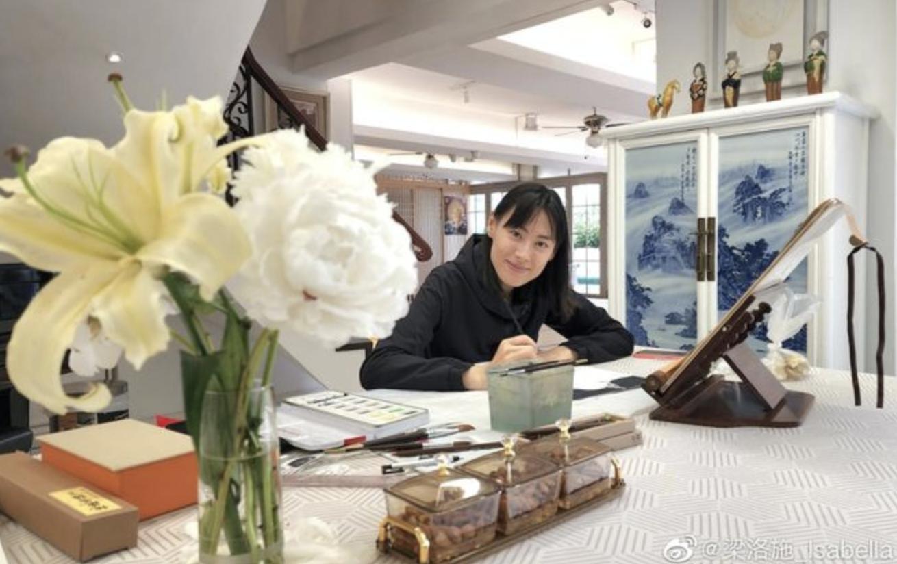 梁洛施在5亿豪宅过年，穿红外套抱狗拜年，豪宅好气派母子四人住