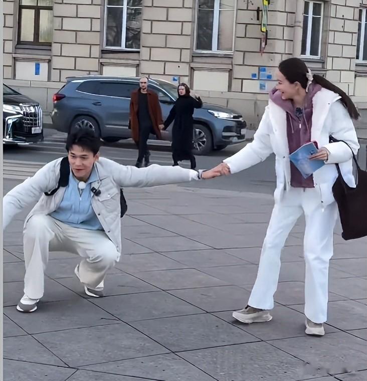 《妻旅2026》路透：男星都低头玩手机，女星聊八卦，唯她格格不入