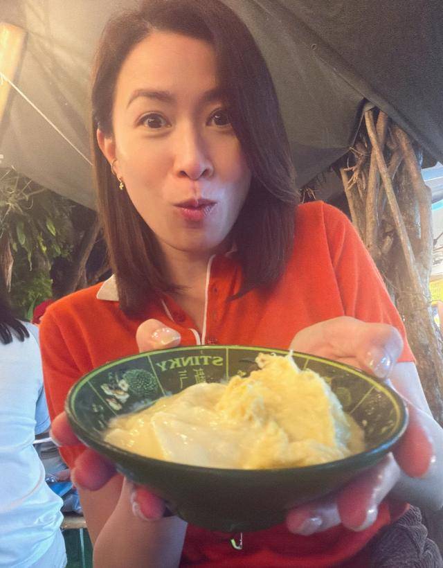 51岁佘诗曼现身新加坡,生图下脸凸有褶子,穿红衣遭吐槽像服务员