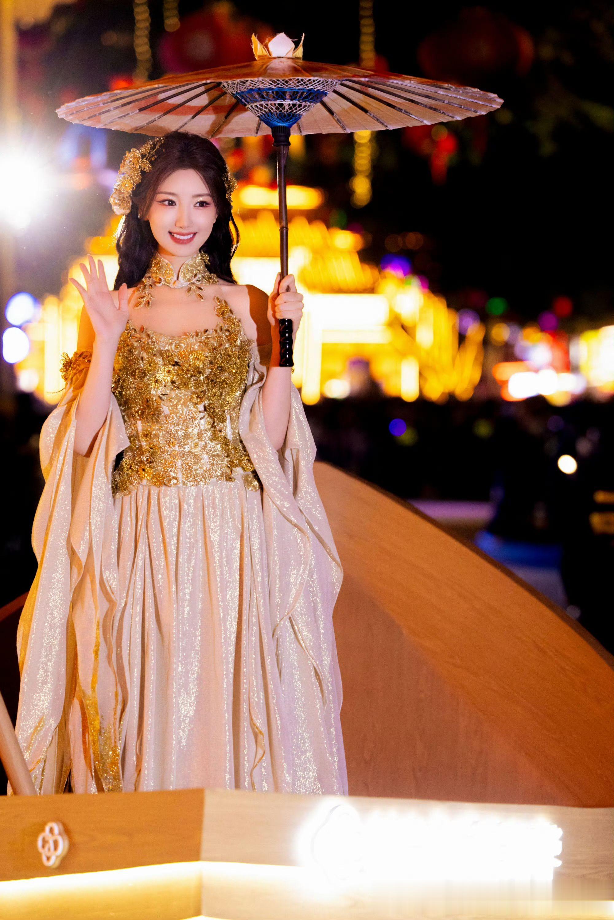 女星毛晓彤千年古韵：油纸伞下的温柔与浪漫！ ???