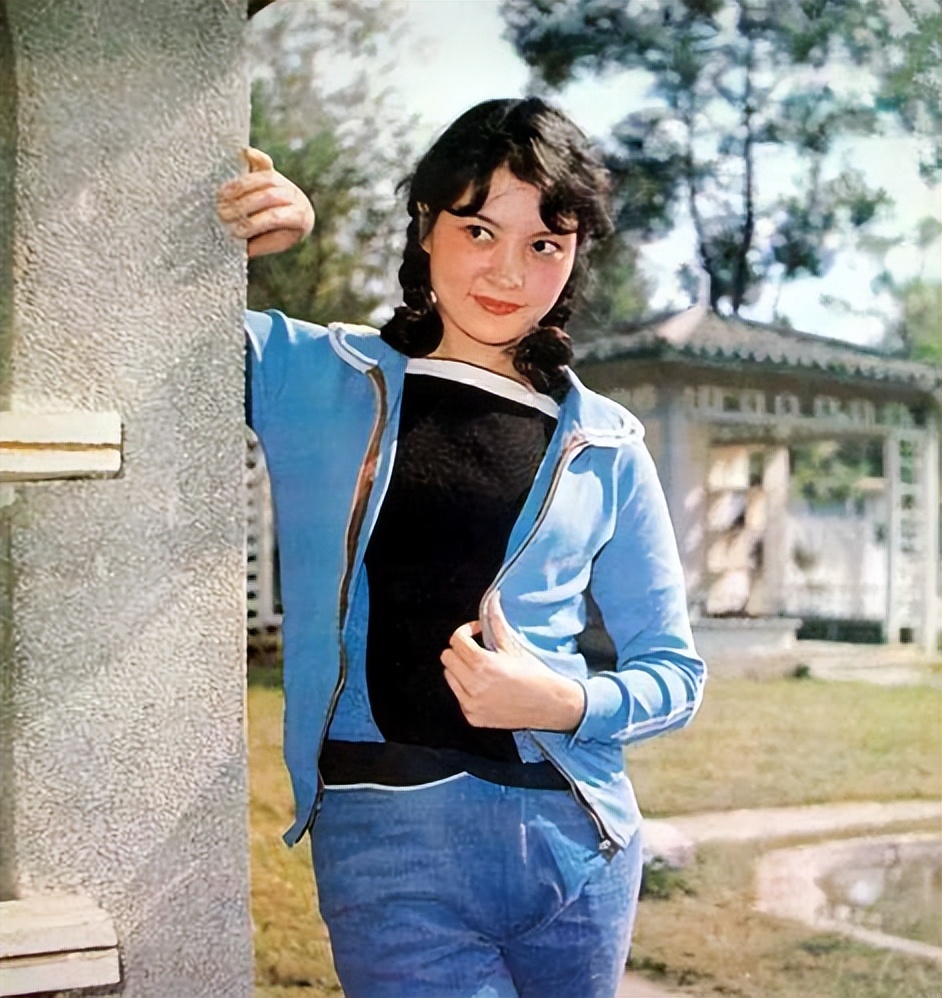 71岁梁丹妮整到认不出，打底裤外穿露腰翻跟头热舞，冯远征被牵连