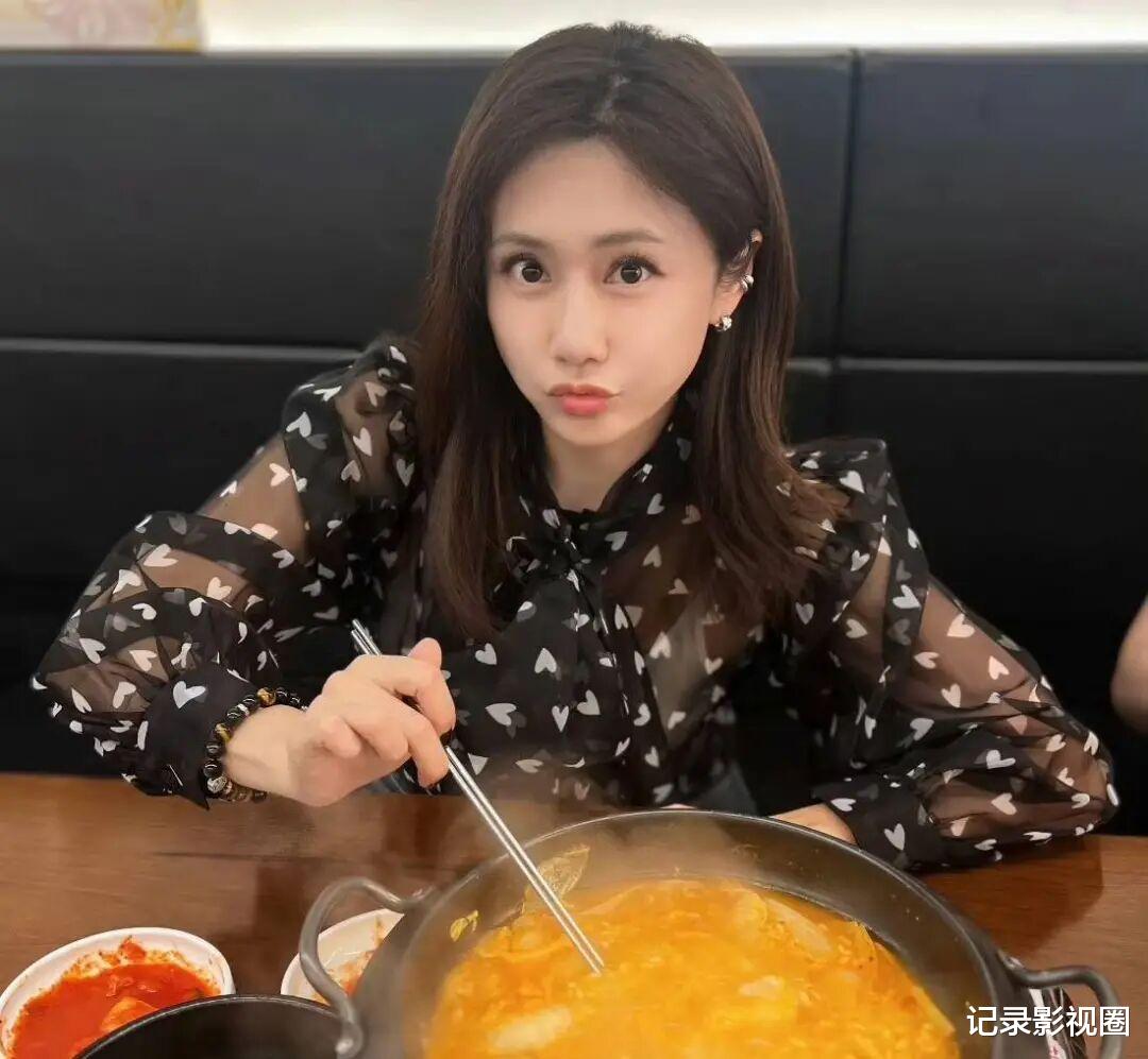 43岁刘芸近况曝光！嫁给郑钧婚姻幸福，如今15岁儿子走路姿势引发热议