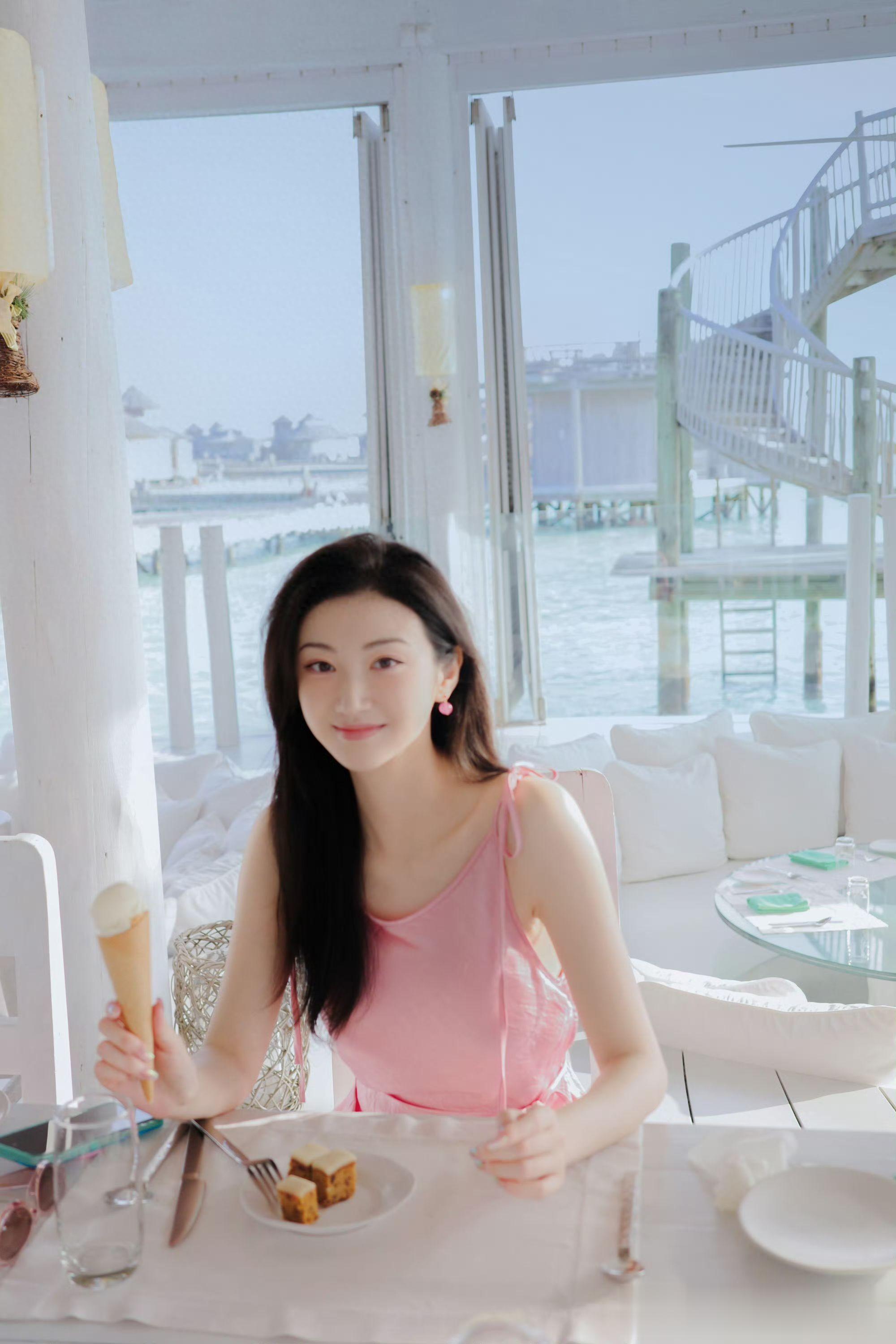 女星景甜海边写真，阳光正好，美人如画！