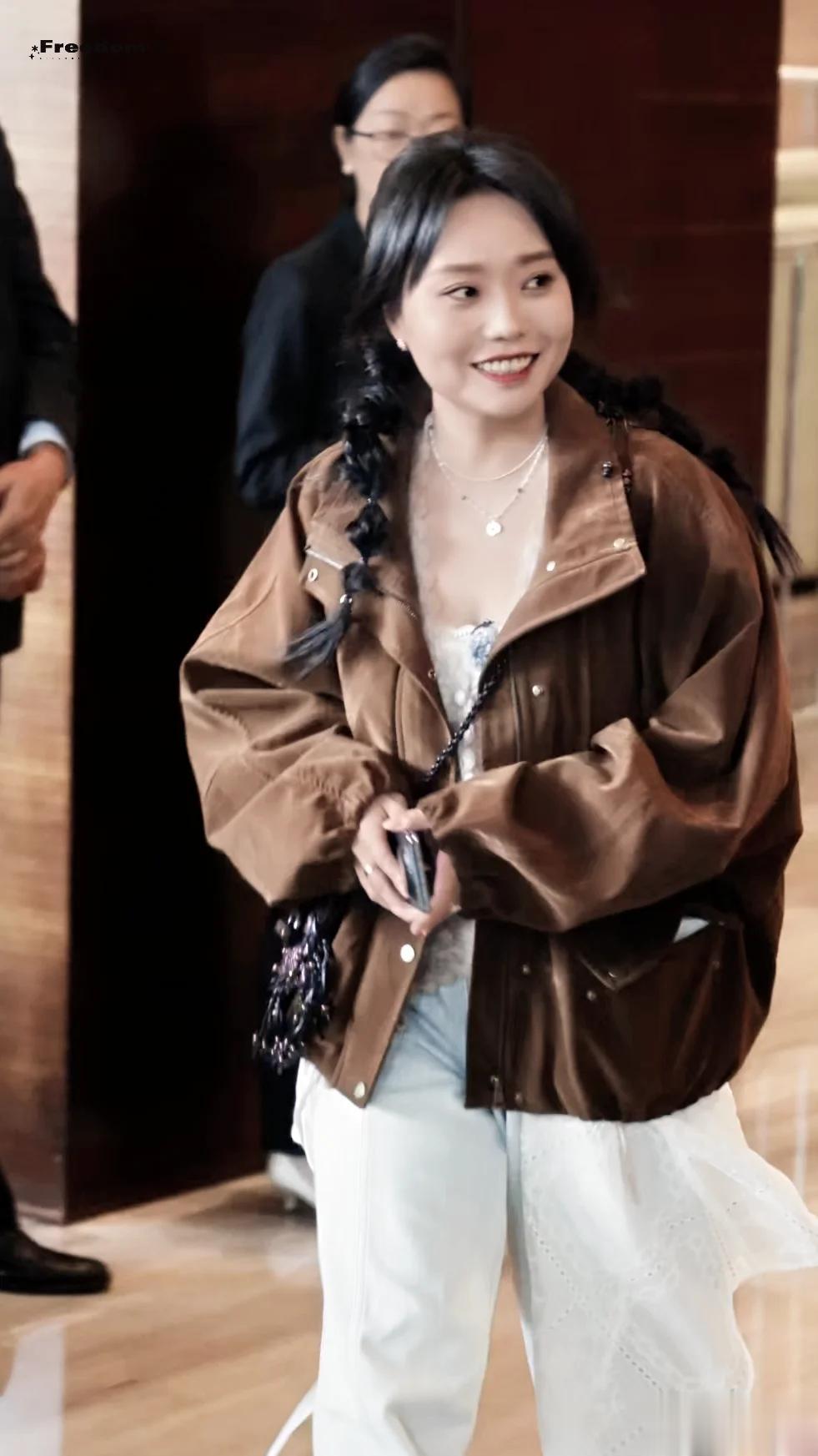 《桃花坞》新路透：方媛腿短个矮，周涛嫩成少女，贺峻霖一身高奢