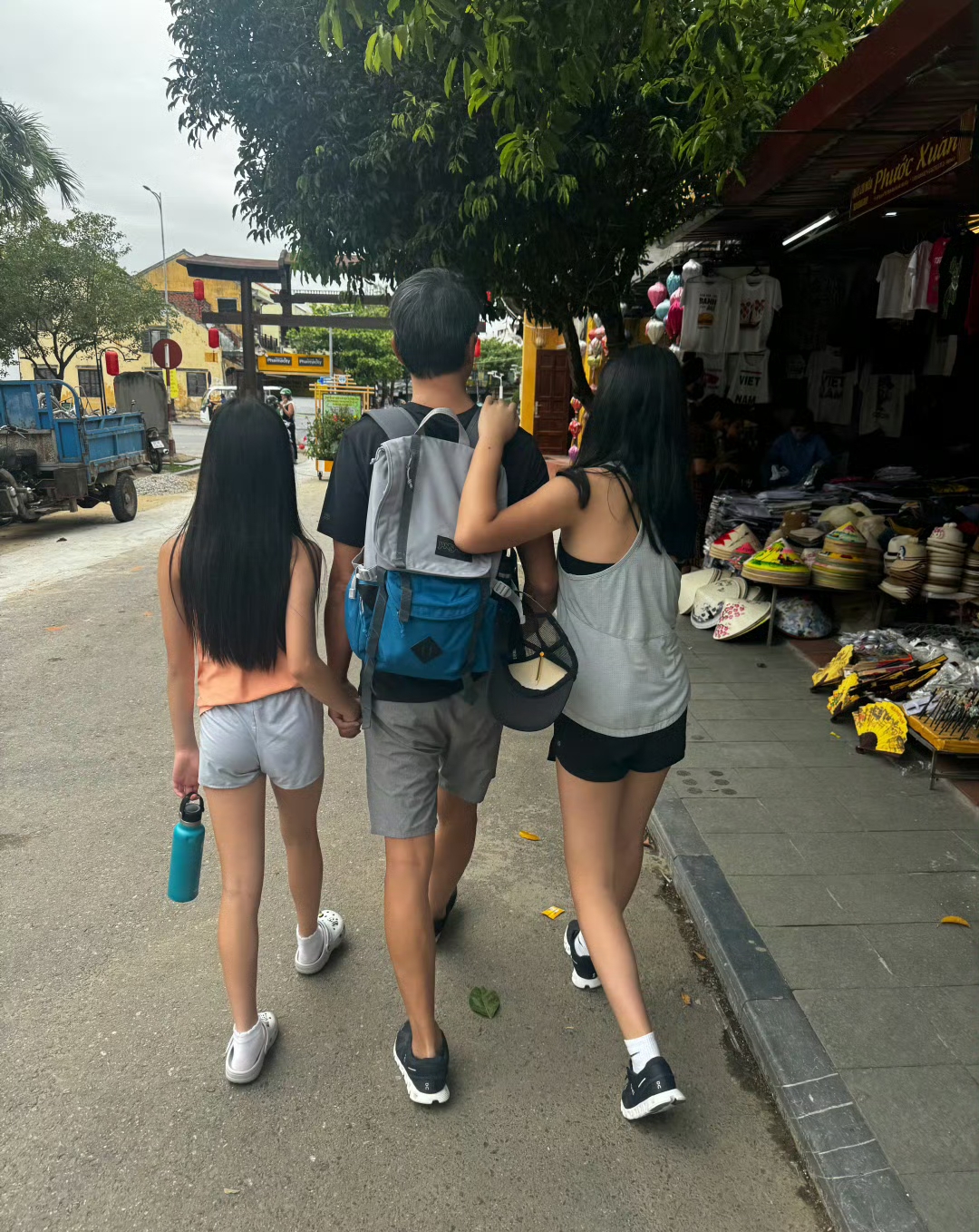 她嫁富商丈夫，婚后生了2个女儿，却自己带孩子