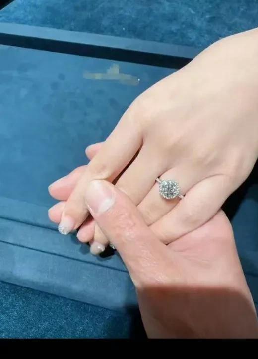 王晓晨引发心悸进医院，并配文：跟谁过都一样！疑似内涵俞灏明