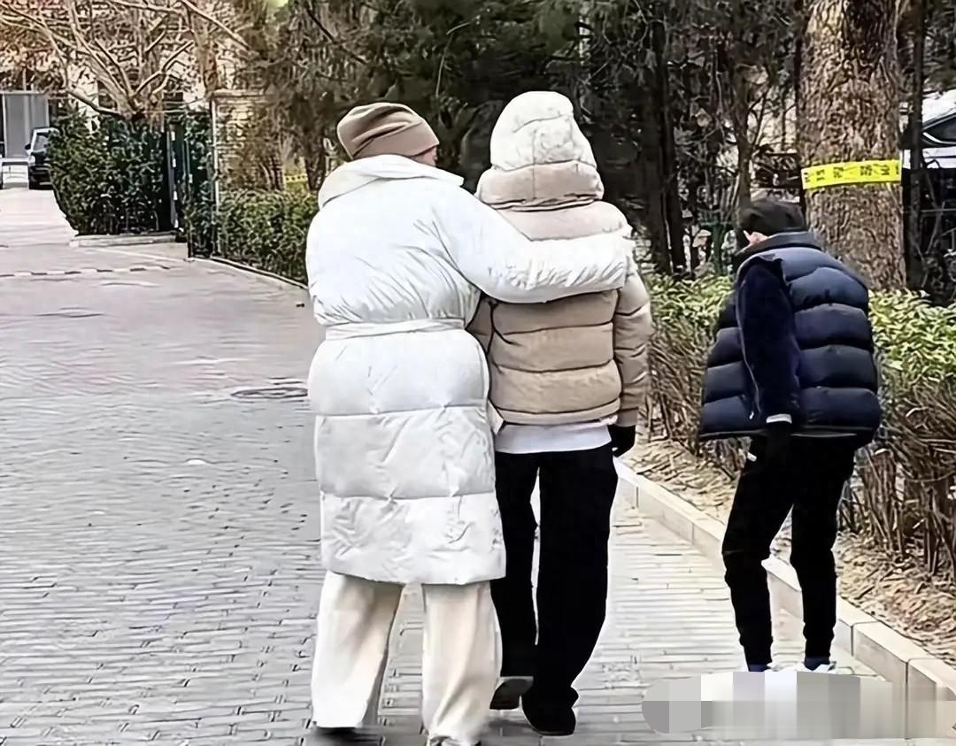 马筱梅回应不和俩娃同住隐情，曝张兰富人区别墅，二月行程太意外