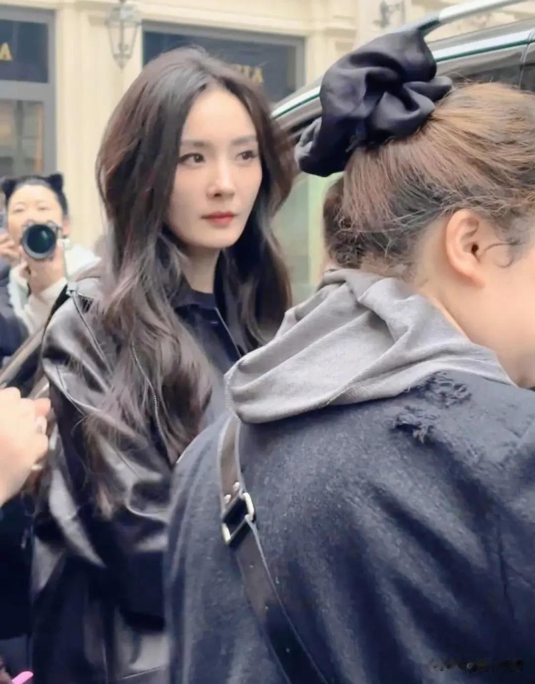 39岁杨幂在米兰街头被偶遇，她穿着皮衣，脸瘦了好多，妆容好犀利