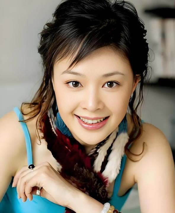 她演丫鬟让人记了25年，教授丈夫等她9年结婚，每月给10万零花钱