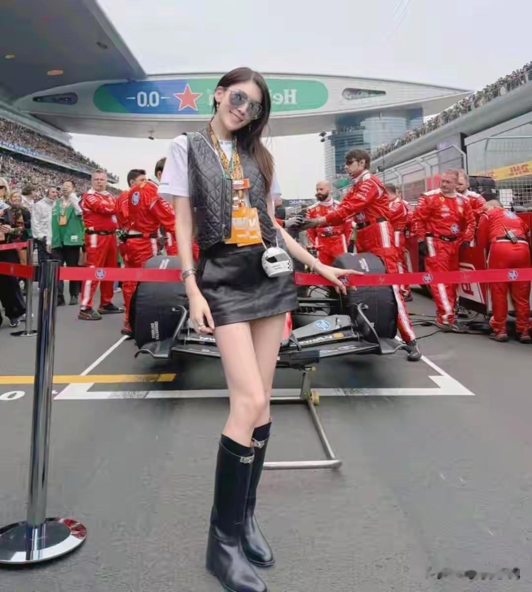 林志颖和老婆陈若仪在上海观看F1赛车比赛，陈若仪皮裤皮靴，好美