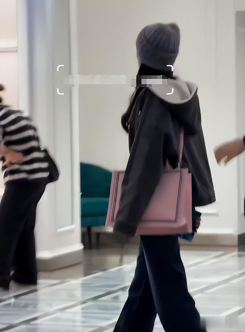 王玉雯被曝分手后现身巴黎!素颜满脸疲惫,母亲跟在身后默默陪伴