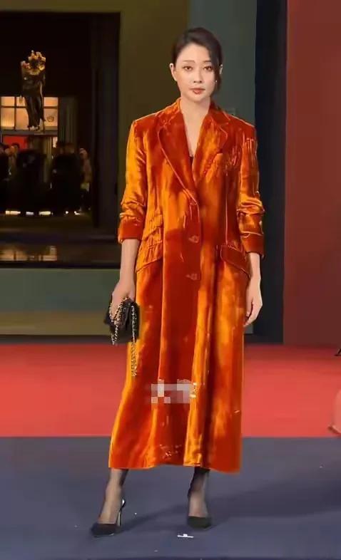 上海这夜，万茜撞脸杨澜，殷桃穿着睡袍，杨颖捂着肚子保镖呵斥人