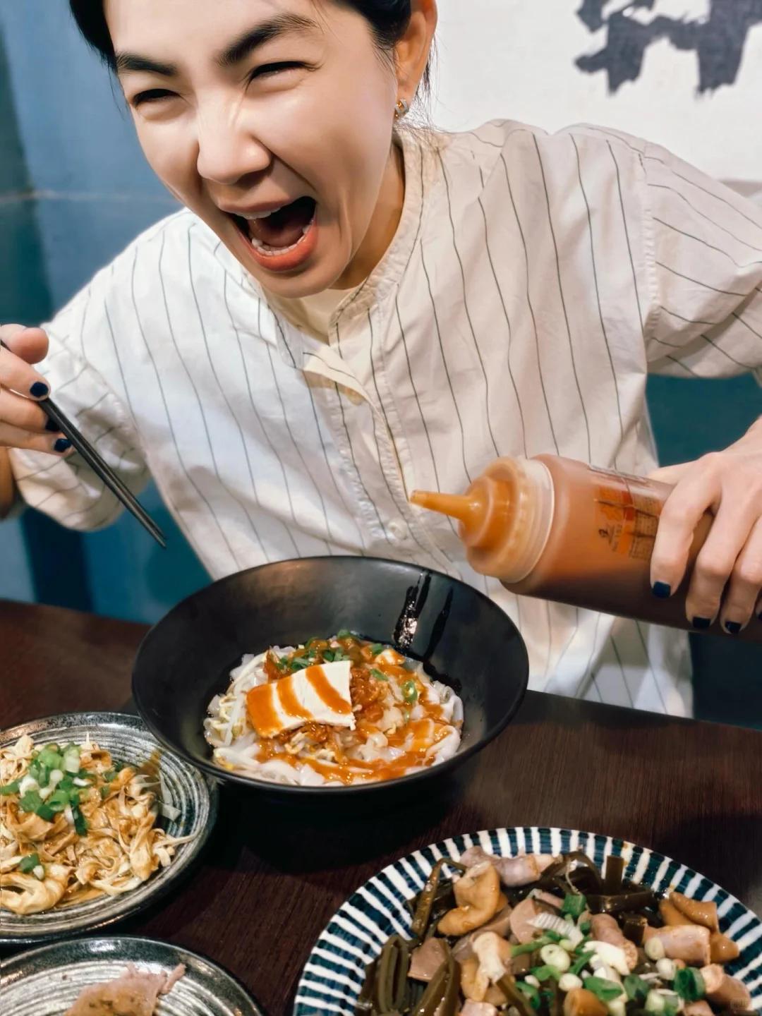 陈嘉桦带儿子回乡下，打扮朴素状态好，蹲地给父母剪指甲显孝顺