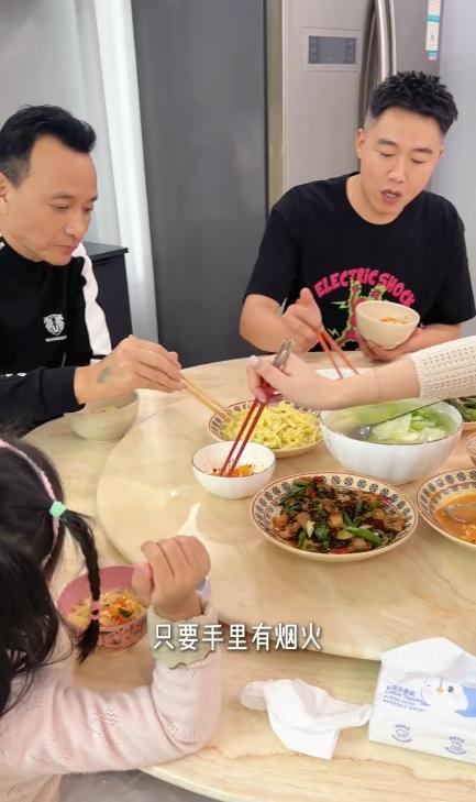 李亚鹏前妻腊八做饭，五菜一汤4岁女儿很开心，网友：啥时候复婚