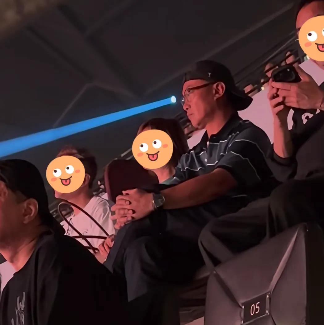 李荣浩开撕单依纯后，陈奕迅现身单依纯演唱会，还在现场睡着了