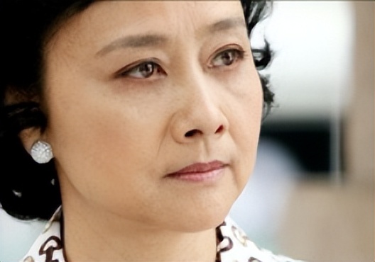 如今隐居上海的黄梅莹，和儿子彻底划清界限后，75岁越活越潇洒