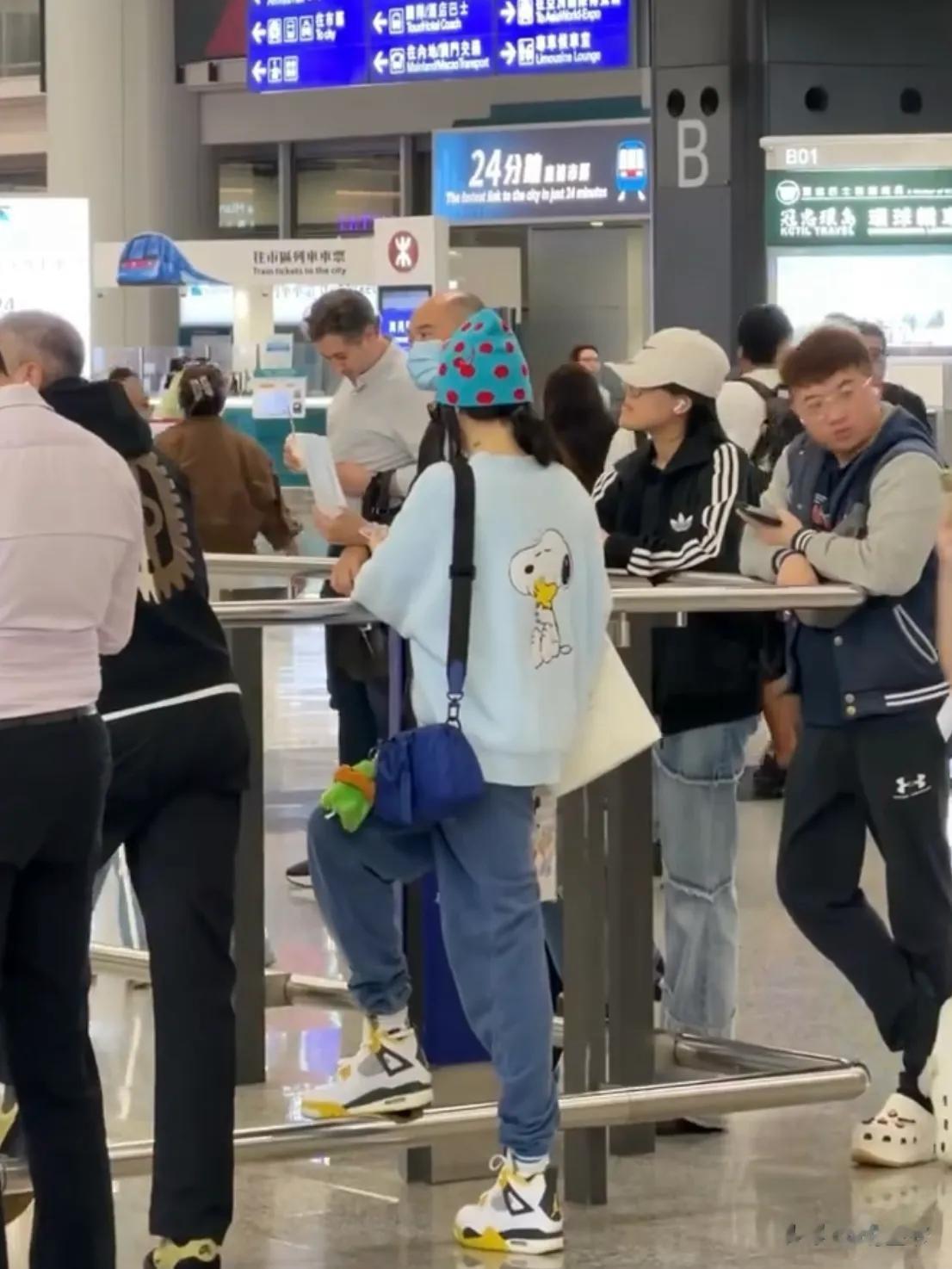 张柏芝接机大儿子，Lucas背影超像谢霆锋，暖心帮妈妈背包被怒赞