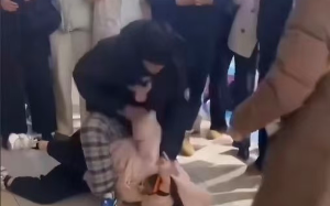 网恋骗局：1万5的金手镯只换回一件500块的衣服后被拉黑，男子果断报警