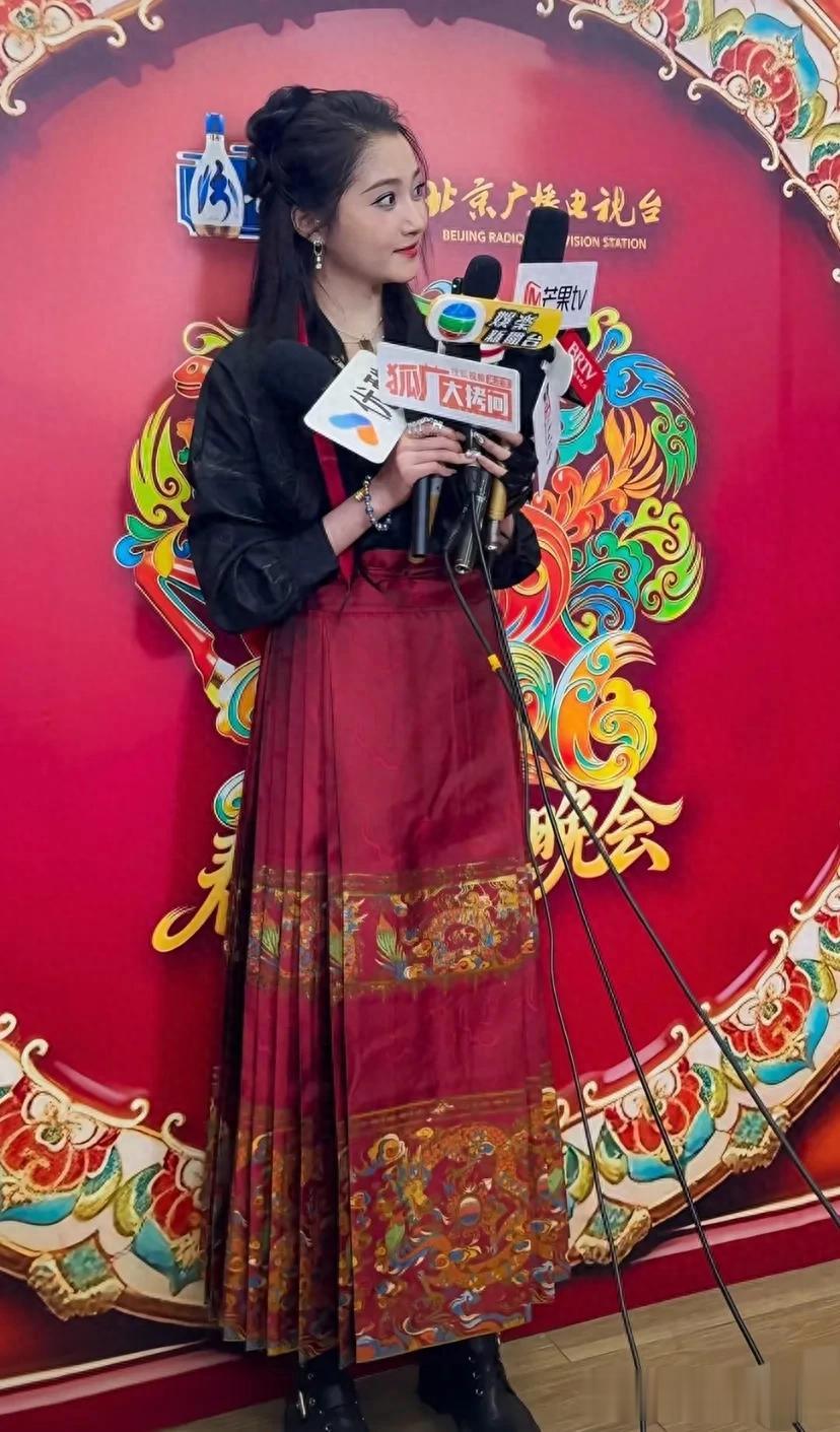 关晓彤录制北京春晚,穿马面裙身材上下一般粗,脸也很肿又被嘲了