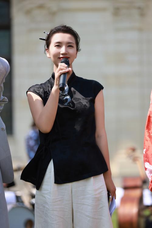 赴美留学后，他身价超百亿成投资大佬，现儿女双全，妻子家喻户晓