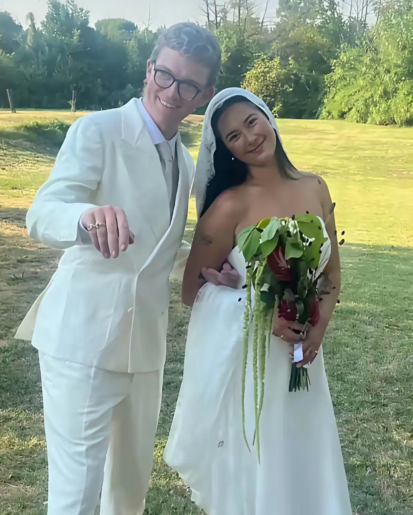 63岁姜文要当姥爷了！32岁女儿晒8个月孕肚，肚大如箩身材纤细！