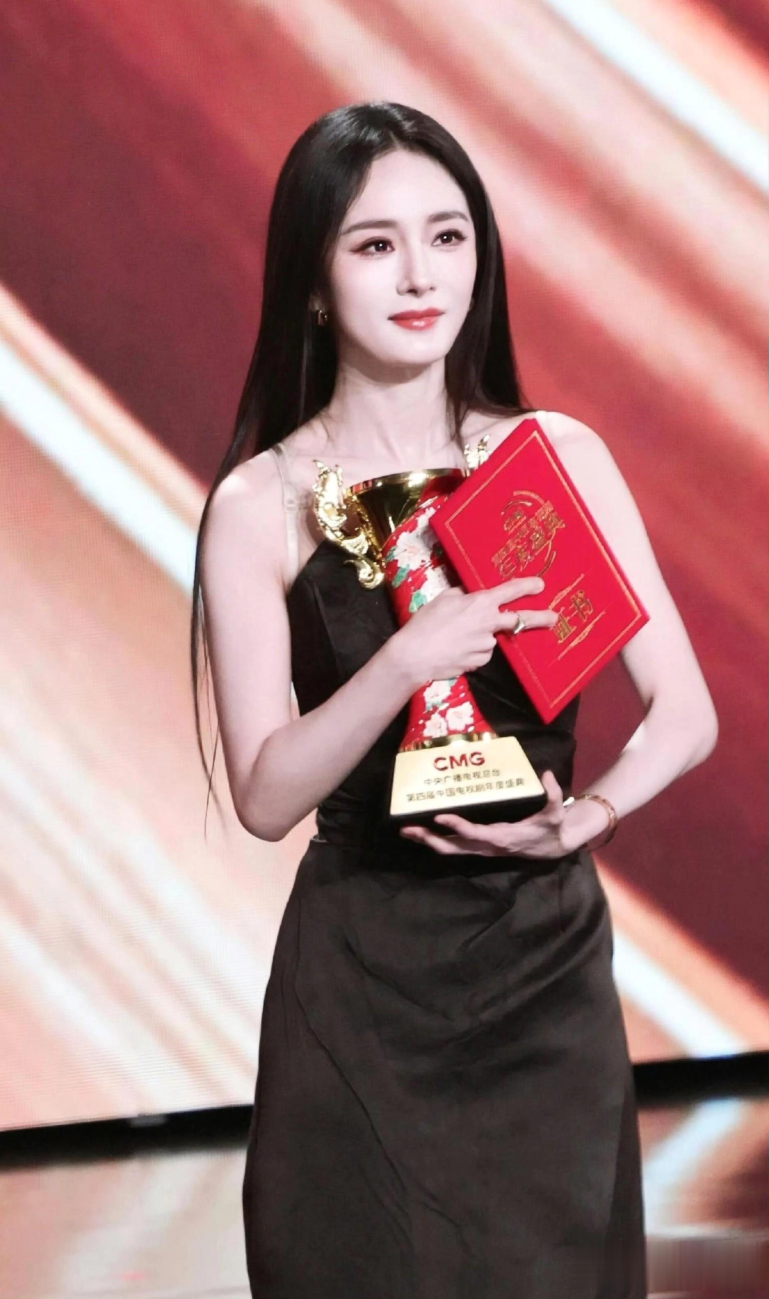 杨幂出席电视剧年度盛典，穿黑色抹胸礼服裙 长发及腰教科书般优雅