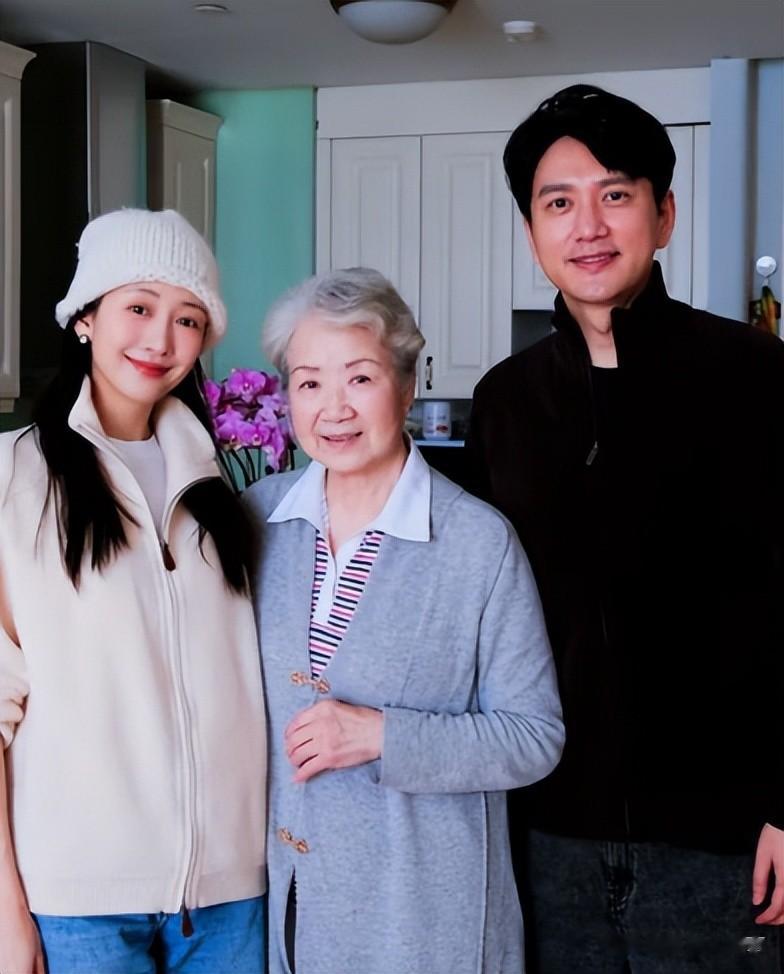 王鸥王仁君拜访曹翠芬，81岁没子女住北京，女演员跷二郎腿引热议